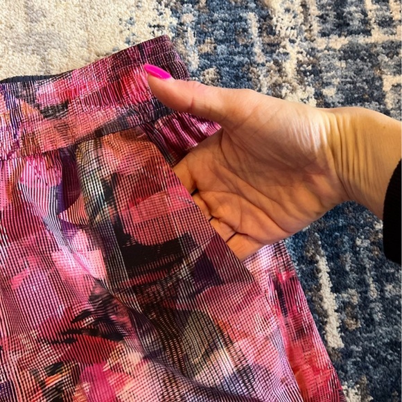 Lululemon Spring Break Away Short Size 4 - Picture 4 of 9